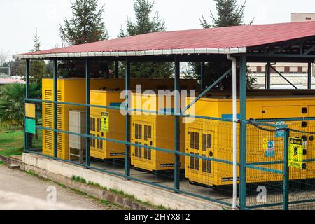 Generatore elettrico industriale per energia elettrica in gabbia con tetto Foto Stock