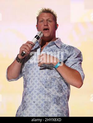 Gary Levox of Rascal Flatts si esibisce durante il giorno 3 al CMA Music Festival 2010 che si tiene al LP Field di Nashville, Tennessee. Foto Stock