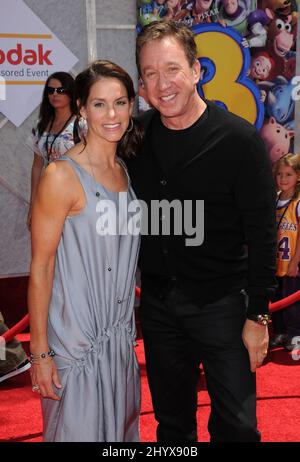 Tim Allen e la moglie Jane Hajduk durante il 'Toy Story 3' Los Angeles Premiere tenuto al Teatro El Capitan, Los Angeles, California Foto Stock