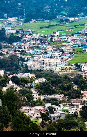 Colpo verticale della città di Bageshwar. Distretto di Bageshwar nello stato federato dell'Uttarakhand, India. Foto Stock