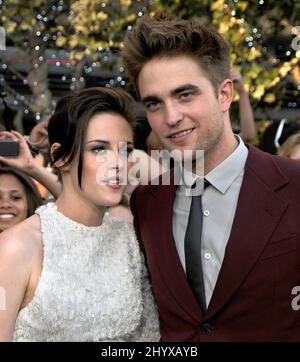 Kristen Stewart e Robert Pattinson al 'The Twilight Saga: Eclipse' Los Angeles Premiere tenuto al Nokia Theatre di Los Angeles LIVE Foto Stock