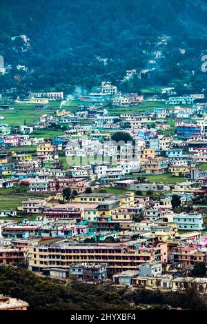 Colpo verticale della città di Bageshwar. Distretto di Bageshwar nello stato federato dell'Uttarakhand, India. Foto Stock