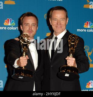 Aaron Paul e Bryan Cranston nella Sala Stampa durante l'annuale Primetime Emmy Awards 62nd tenuto al Nokia Theatre di Los Angeles. Foto Stock