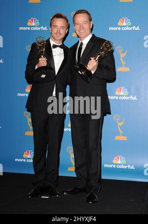 Aaron Paul e Bryan Cranston nella sala stampa al Primetime Emmy Awards 62nd che si tiene al Nokia Theatre di Los Angeles, CA Foto Stock