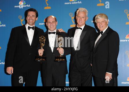 Jon Hamm, Matthew Weiner, John Slattery e Robert Morse nella sala stampa al Primetime Emmy Awards 62nd tenuto al Nokia Theater, Los Angeles, CA Foto Stock