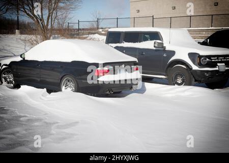 Auto coperte di neve nel parcheggio. Cambridge, Ontario, Canada Foto Stock