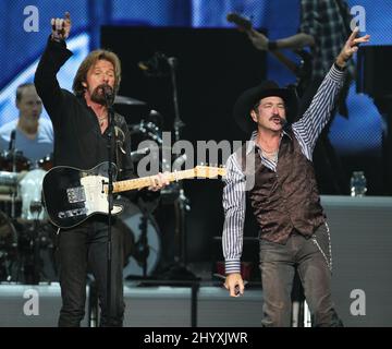 Ronnie Dunn e KIX Brooks of Brooks and Dunn's durante il loro concerto finale tenuto presso la Bridgestone Arena di Nashville, Tn. Foto Stock