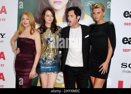 Patricia Clarkson, Emma Stone, Penn Badgley e Aly Michalka alla prima 'Easy A', tenutasi al Grauman's Chinese Theatre di Los Angeles. Foto Stock