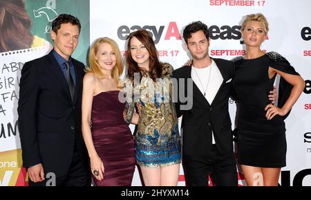 Patricia Clarkson, Emma Stone, Penn Badgley e Aly Michalka alla prima 'Easy A', tenutasi al Grauman's Chinese Theatre di Los Angeles. Foto Stock