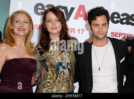 Patricia Clarkson, Emma Stone e Penn Badgley alla prima 'Easy A', tenutasi al Grauman's Chinese Theatre di Los Angeles. Foto Stock