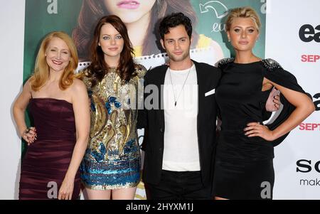 Patricia Clarkson, Emma Stone, Penn Badgley e Aly Michalka alla prima 'Easy A', tenutasi al Grauman's Chinese Theatre di Los Angeles. Foto Stock