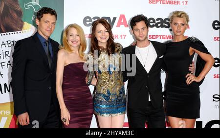 Patricia Clarkson, Emma Stone, Penn Badgley e Aly Michalka alla prima 'Easy A', tenutasi al Grauman's Chinese Theatre di Los Angeles. Foto Stock