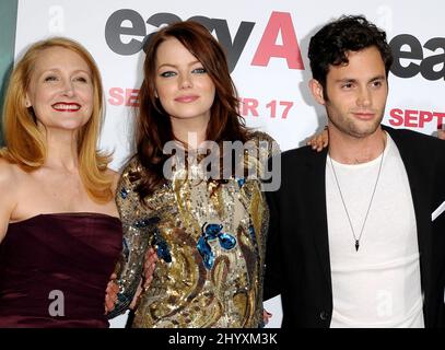 Patricia Clarkson, Emma Stone e Penn Badgley alla prima 'Easy A', tenutasi al Grauman's Chinese Theatre di Los Angeles. Foto Stock