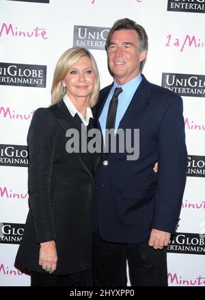 Olivia Newton-John e John Easterling durante la prima proiezione del docudramma '1 A Minute' che sostiene Susan G. Komen per il Cure tenuto al Fletcher Jones Auditorium presso la Woodbury University, California Foto Stock