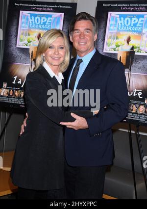 Olivia Newton-John e John Easterling durante la prima proiezione del docudramma '1 A Minute' che sostiene Susan G. Komen per il Cure tenuto al Fletcher Jones Auditorium presso la Woodbury University, California Foto Stock