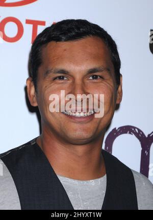 Adam Beach durante l'annuale Environmental Media Awards 20th che si tiene a Warner Bros, California Foto Stock