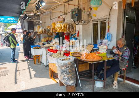 Tai o villaggio di pescatori stalla di pesce secco. Delizioso pesce fresco dell'oceano. Città famosa per questo re del cibo. Gennaio 2020. Isola di Lantau, Hong Kong. Foto Stock