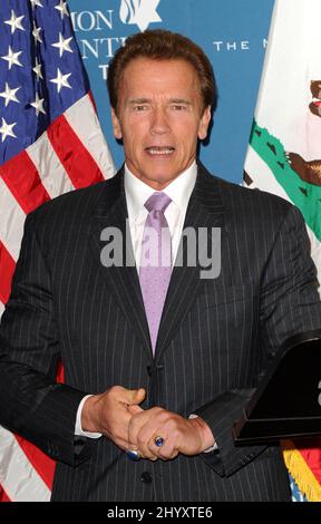 Arnold Schwarzenegger durante la firma ufficiale del disegno di legge del Senato della California 657 sostenuto da Julia Ormond & Governatore Schwarzenegger tenuto al Museo della tolleranza, Los Angeles Foto Stock