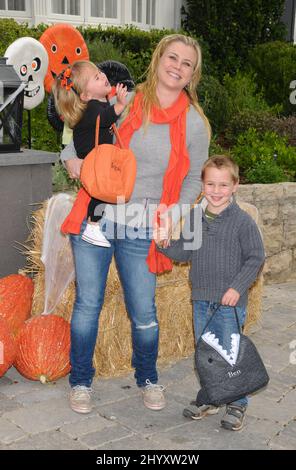 Alison Sweeney con la figlia Megan e il figlio ben al carnevale di Halloween presentato da Pottery Barn Kids a beneficio operazione Smile in una residenza privata, Los Angeles. Foto Stock