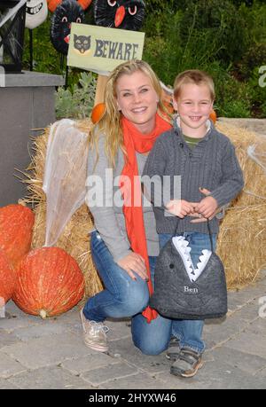 Alison Sweeney e il figlio ben al Carnevale di Halloween presentato da Pottery Barn Kids a beneficio operazione Smile in una residenza privata, Los Angeles. Foto Stock