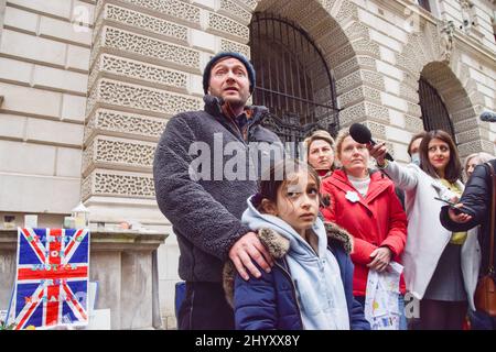 Londra, Regno Unito. 13 novembre 2021. Richard Ratcliffe, il marito dell'operaio di aiuti britannico-iraniano Nazanin Zaghari-Ratcliffe, e la loro figlia Gabriella il 21° e ultimo giorno del suo sciopero della fame fuori dall'Ufficio per lo sviluppo e il Commonwealth. Foto Stock