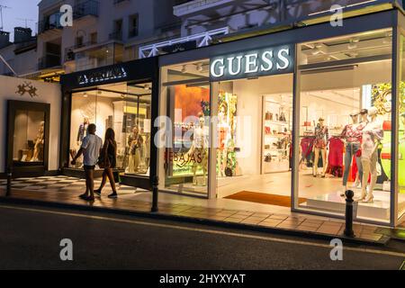 Guess Store situato a Puerto Banus Marbella. Fotografia notturna nella zona più costosa dello shopping dal Porto di Puerto Banus. Lusso, economico Foto Stock