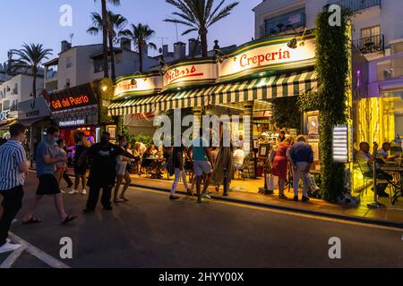 Porto di Puerto Banus nella città di Marbella. Una delle zone più costose ed esclusive di Marbella. Fotografia notturna Foto Stock