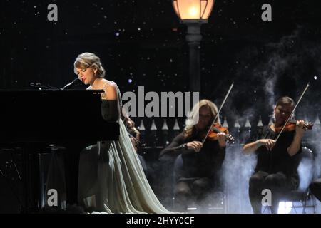 Taylor Swift è in palcoscenico ai premi annuali CMA 44th che si tengono alla Bridgestone Arena di Nashville, USA. Foto Stock