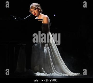 Taylor Swift è in palcoscenico ai premi annuali CMA 44th che si tengono alla Bridgestone Arena di Nashville, USA. Foto Stock