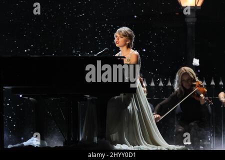 Taylor Swift è in palcoscenico ai premi annuali CMA 44th che si tengono alla Bridgestone Arena di Nashville, USA. Foto Stock
