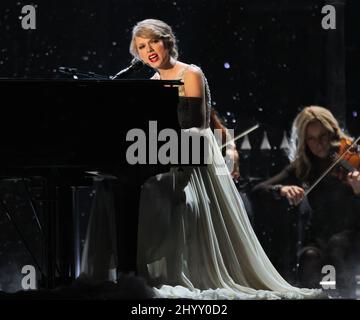 Taylor Swift è in palcoscenico ai premi annuali CMA 44th che si tengono alla Bridgestone Arena di Nashville, USA. Foto Stock