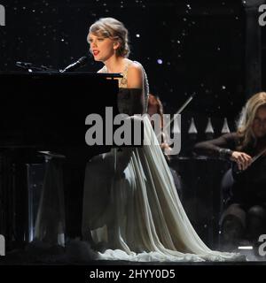 Taylor Swift è in palcoscenico ai premi annuali CMA 44th che si tengono alla Bridgestone Arena di Nashville, USA. Foto Stock