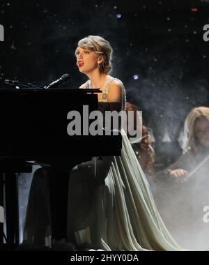 Taylor Swift è in palcoscenico ai premi annuali CMA 44th che si tengono alla Bridgestone Arena di Nashville, USA. Foto Stock