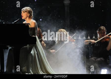 Taylor Swift è in palcoscenico ai premi annuali CMA 44th che si tengono alla Bridgestone Arena di Nashville, USA. Foto Stock