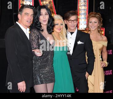 Peter Gallagher, Cher, Christina Aguilera, Steven Antin e Julianne Hough alla prima 'Burlesque' di Los Angeles tenutasi al Grauman's Chinese Theatre, California. Foto Stock