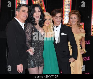 Peter Gallagher, Cher, Christina Aguilera, Steven Antin e Julianne Hough alla prima 'Burlesque' di Los Angeles tenutasi al Grauman's Chinese Theatre, California. Foto Stock