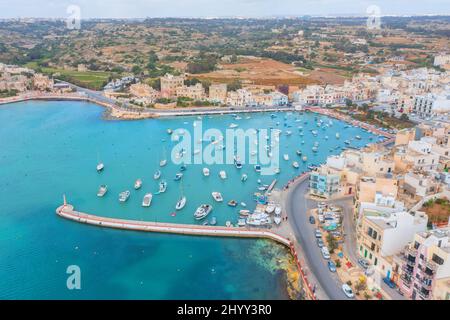 Vista dall'alto, splendida vista aerea di una baia con barche Foto Stock