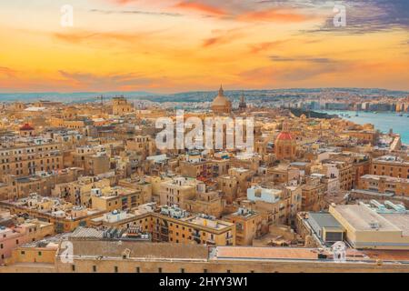 Vista aerea della città di Valletta, capitale di Malta al tramonto Foto Stock