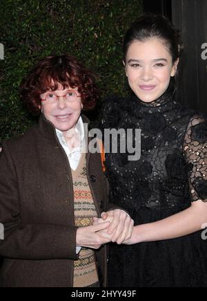 Kim Darby e Hailee Steinfeld durante lo screening del settore "True Grit" tenuto presso l'Academy Theatre di Los Angeles Foto Stock