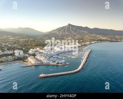 Prospettiva aerea del drone di bel tramonto sulla lussuosa Puerto Banus Bay a Marbella, Costa del Sol. Stile di vita costoso, yacht di lusso. Foto Stock