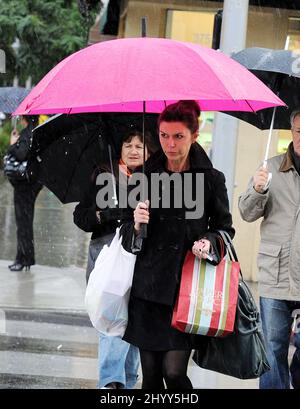 Finola Hughes shopping sotto la pioggia su Rodeo Dr. A Beverly Hills. Foto Stock