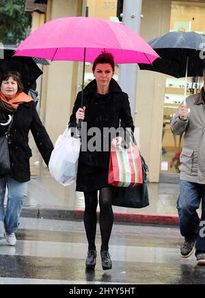 Finola Hughes shopping sotto la pioggia su Rodeo Dr. A Beverly Hills. Foto Stock