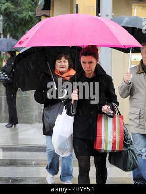 Finola Hughes shopping sotto la pioggia su Rodeo Dr. A Beverly Hills. Foto Stock