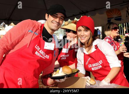 Gilles Marini e Alyssa Milano alla Missione di Los Angeles 2010 la vigilia di Natale Food and Gifts per i senzatetto tenuto alla Missione di Los Angeles, California Foto Stock