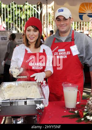 Alyssa Milano e David Bugliari alla Missione di Los Angeles del 2010, la vigilia di Natale, cibo e regali per i senzatetto, che si tengono alla Missione di Los Angeles, California Foto Stock