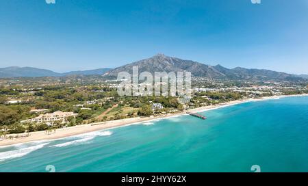 Bella e unica prospettiva aerea di lusso ed esclusiva zona di Marbella, Golden Mile Beach, Ponte Romano Puente. Foto Stock