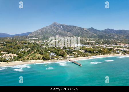 Bella e unica prospettiva aerea di lusso ed esclusiva zona di Marbella, Golden Mile Beach, Ponte Romano Puente. Foto Stock