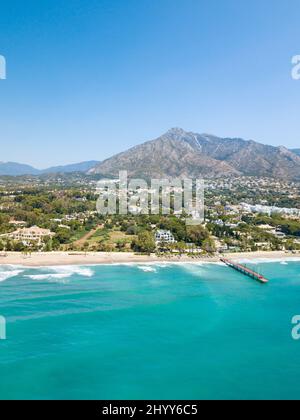 Bella e unica prospettiva aerea di lusso ed esclusiva zona di Marbella, Golden Mile Beach, Ponte Romano Puente. Foto Stock