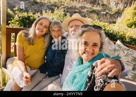 Amici anziani felici che prendono un selfie insieme durante la vacanza. Gli anziani allegri si godono una fuga di fine settimana in un centro termale. Gruppo di ci senior Foto Stock