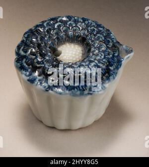 Contagocce in forma di Chrysanthemum Bud. Giappone, 19th secolo. Ceramica. Hirado Mikawachi ware, porcellana con smalto blu Foto Stock
